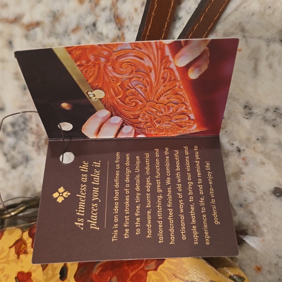 NWT Patricia Nash Kisslock Clutch with detachable strap - Picture 11 of 11